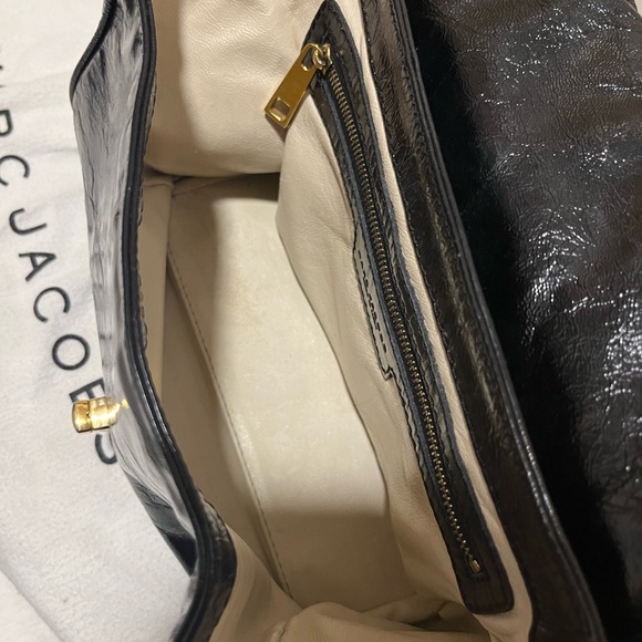 MARC JACOBS black-patent leather. Luxuriously soft leather, gold toned hardware. - Picture 6 of 9